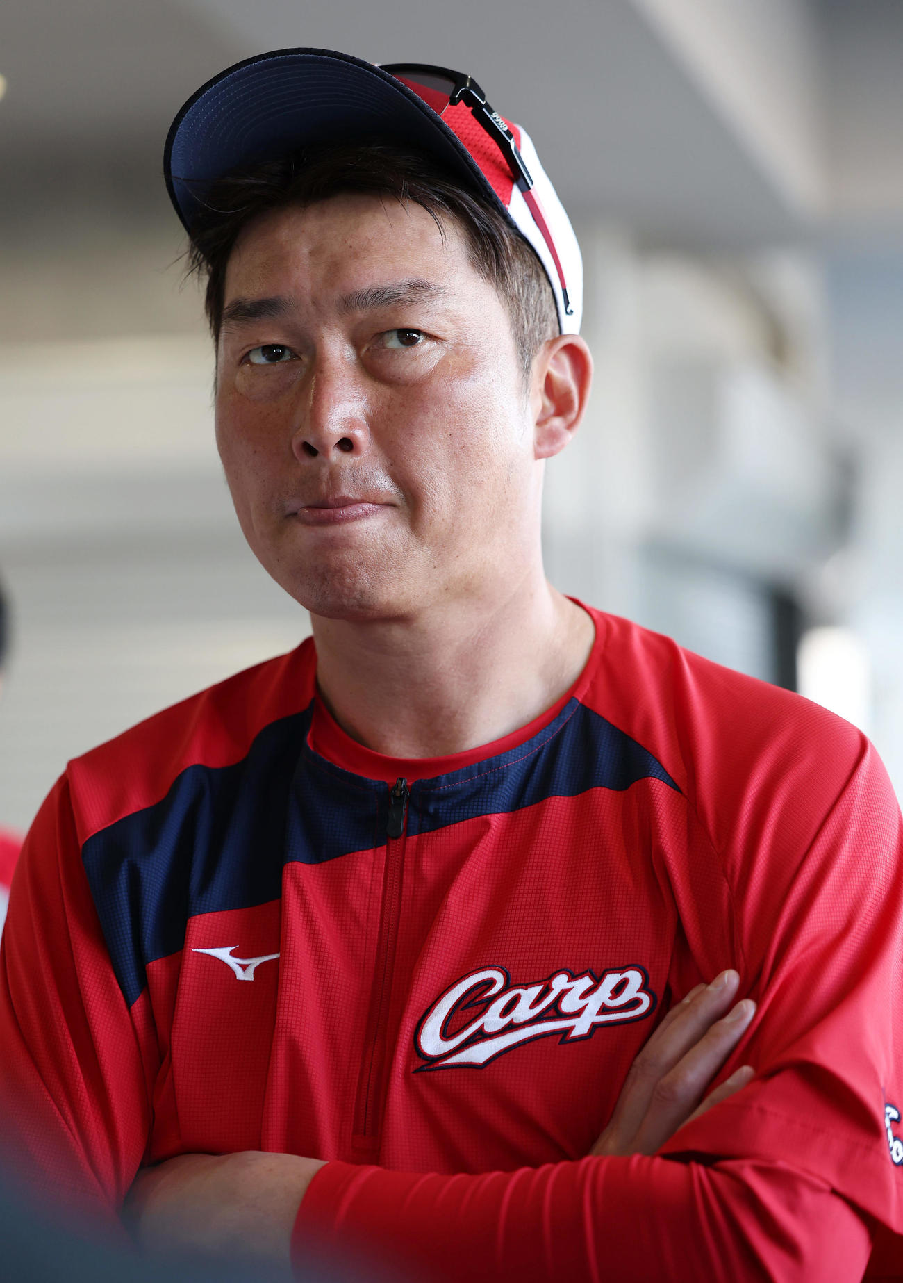 囲み取材を受ける広島新井監督（撮影・前田充）