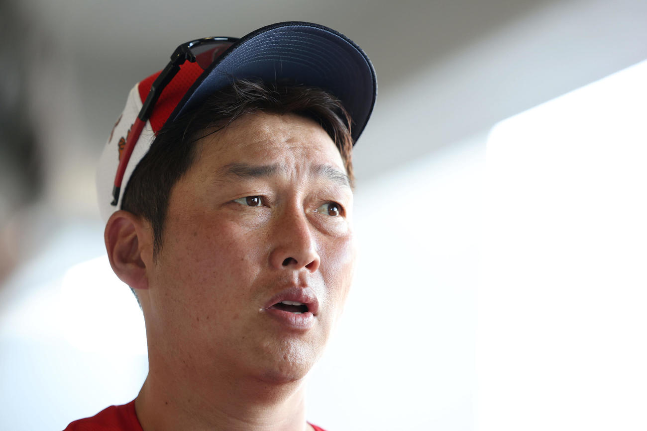 囲み取材を受ける広島新井監督（撮影・前田充）