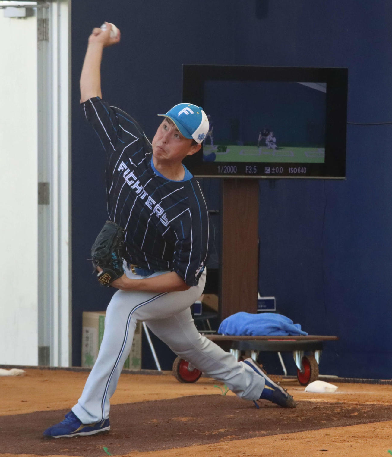 背後にカメラを設置した中で投球練習する日本ハム石川（撮影・永野高輔）