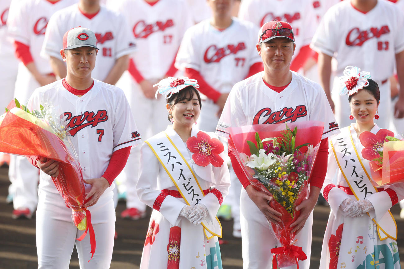 歓迎セレモニーでミスハイビスカスと写真に納まる広島堂林（左）と新井監督（左から3人目）（撮影・前田充）