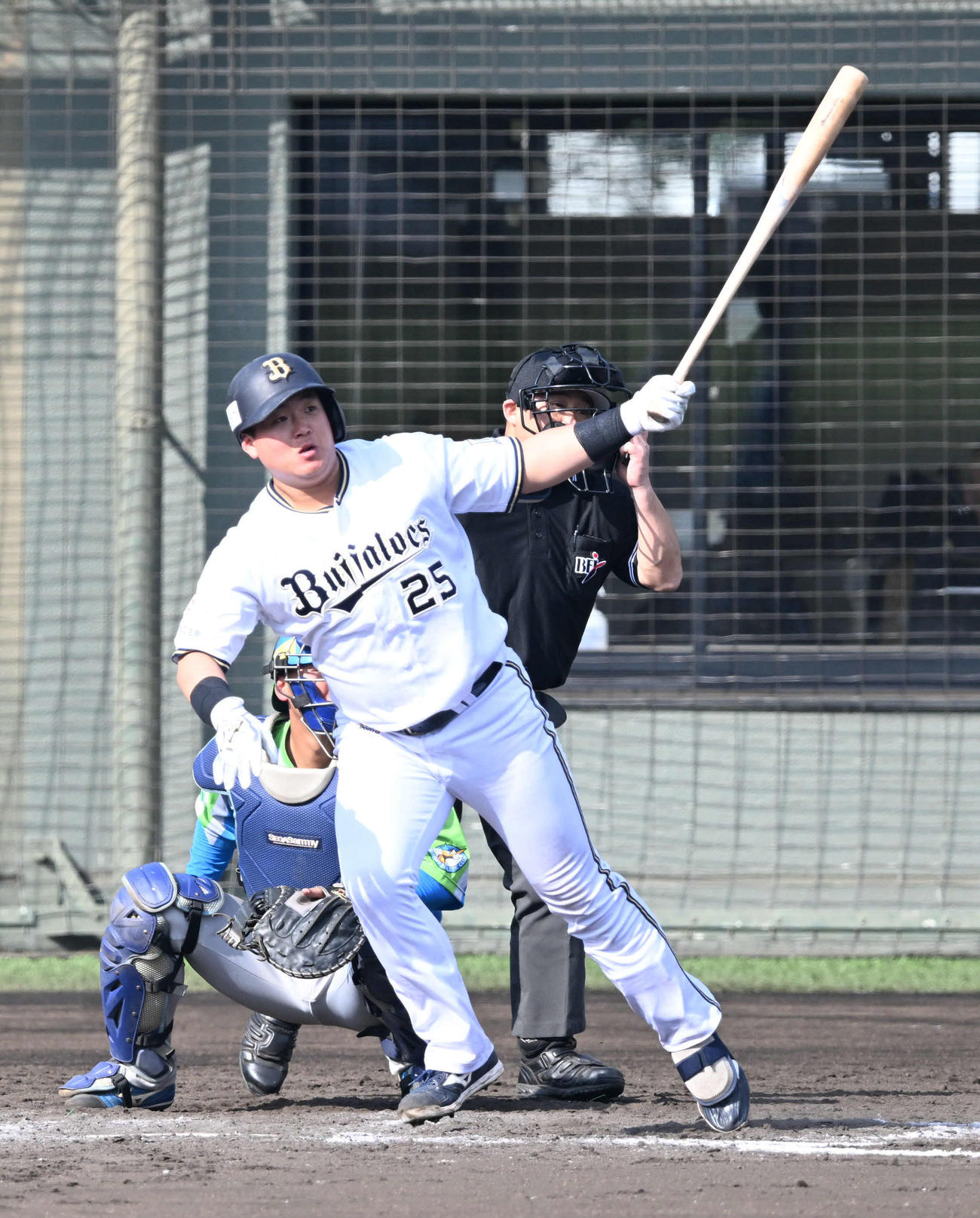 9回裏オリックス1死一、三塁、左越え適時打を放つ内藤（撮影・和賀正仁）