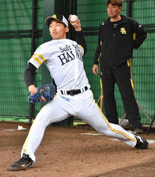 ブルペンでプロ初投球を行うソフトバンク前田悠(撮影・岩下翔太)