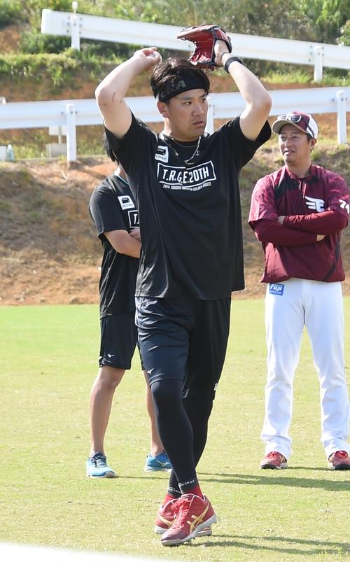 ワインドアップでキャッチボールを行う楽天田中将(撮影・古川真弥)