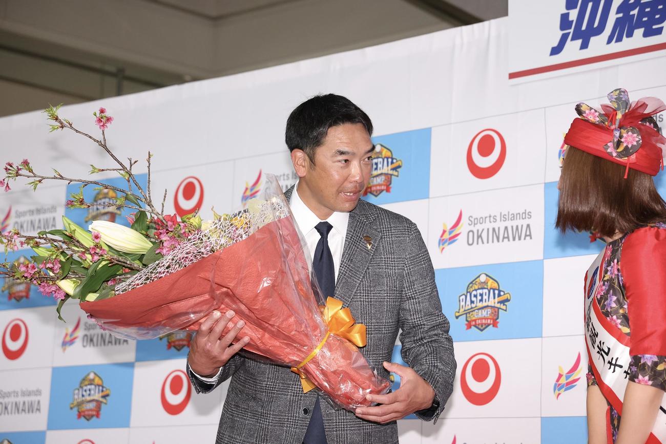 歓迎セレモニーで花束を受け取る巨人阿部監督（左）（撮影・河田真司）