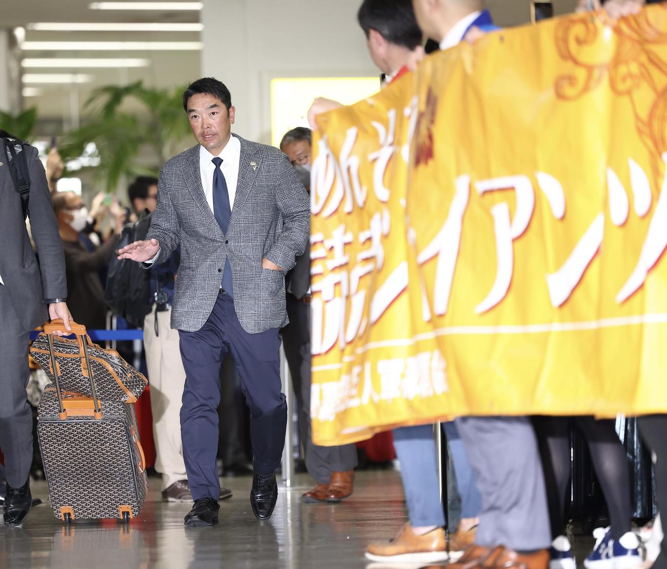 沖縄入りする巨人阿部監督（撮影・河田真司）