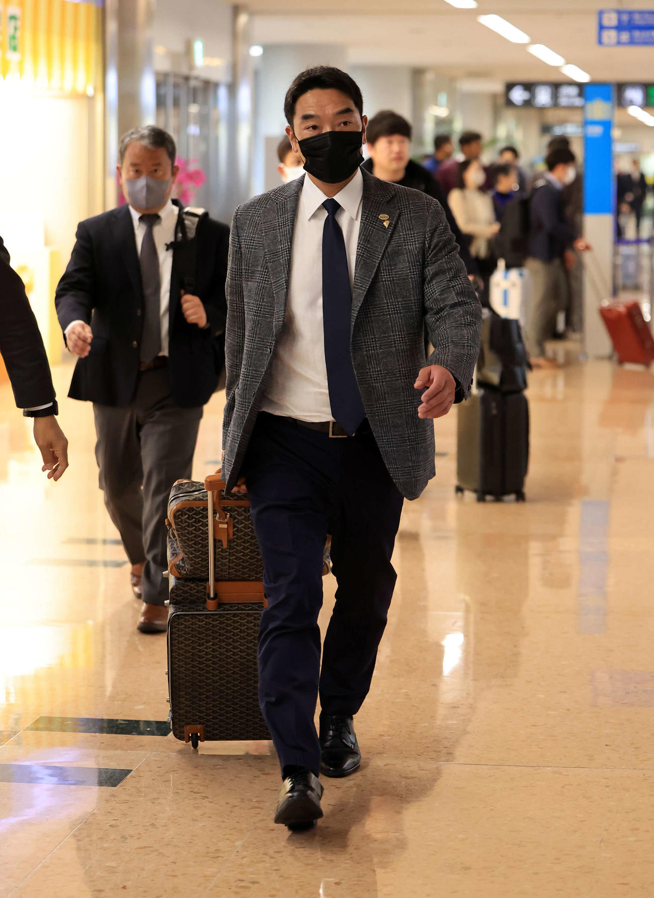 宮崎から那覇に移動する巨人阿部監督（撮影・浅見桂子）