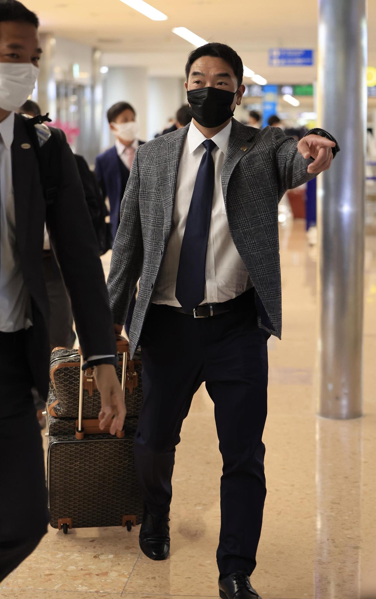 宮崎から那覇に移動する巨人阿部監督=(撮影・浅見桂子)