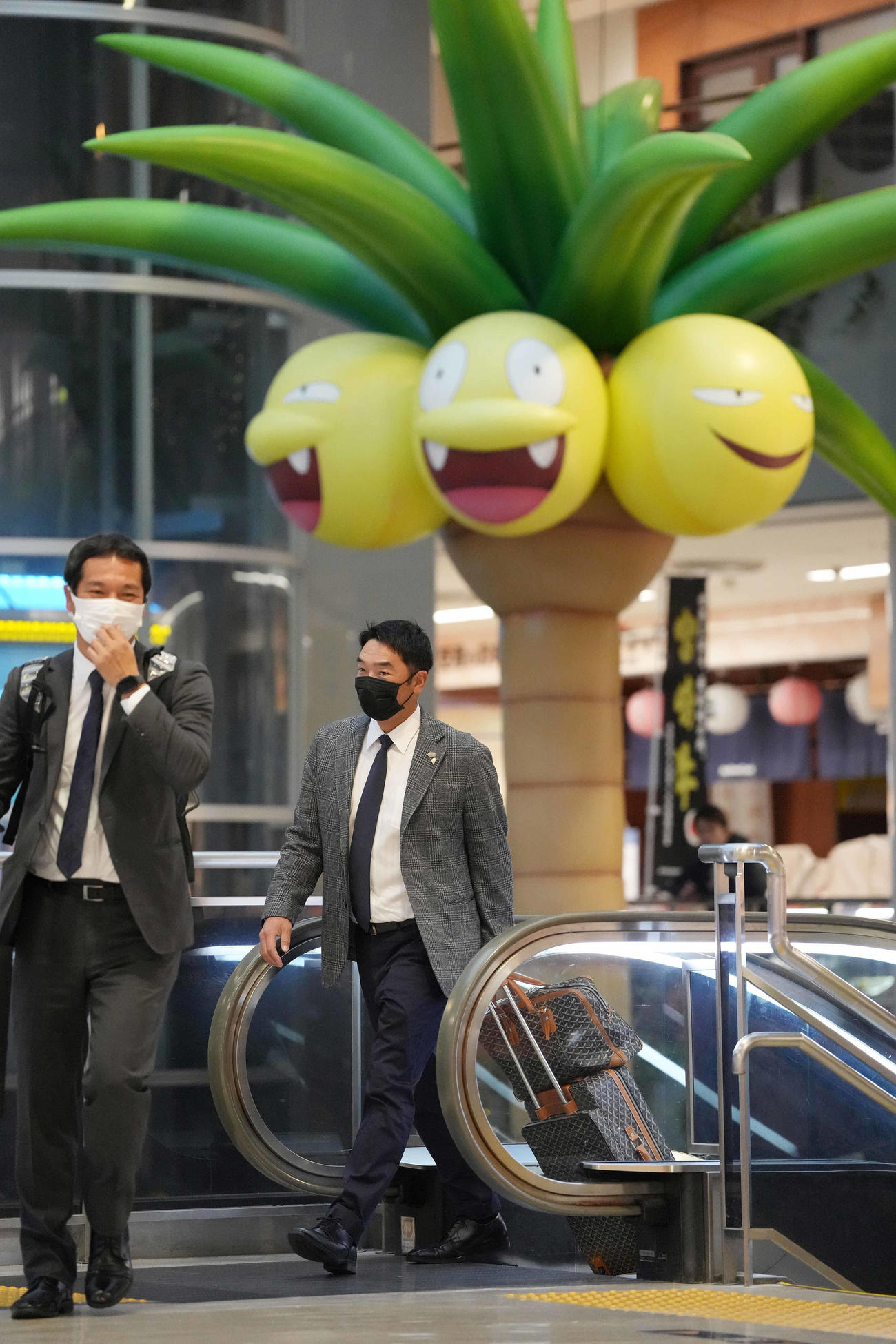 宮崎空港を出発し、沖縄へ移動する巨人阿部監督（右）（撮影・鈴木みどり）