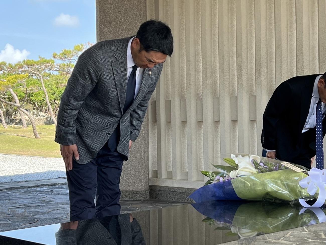 平和祈念公園を訪問し、献花をする巨人阿部監督（球団提供）