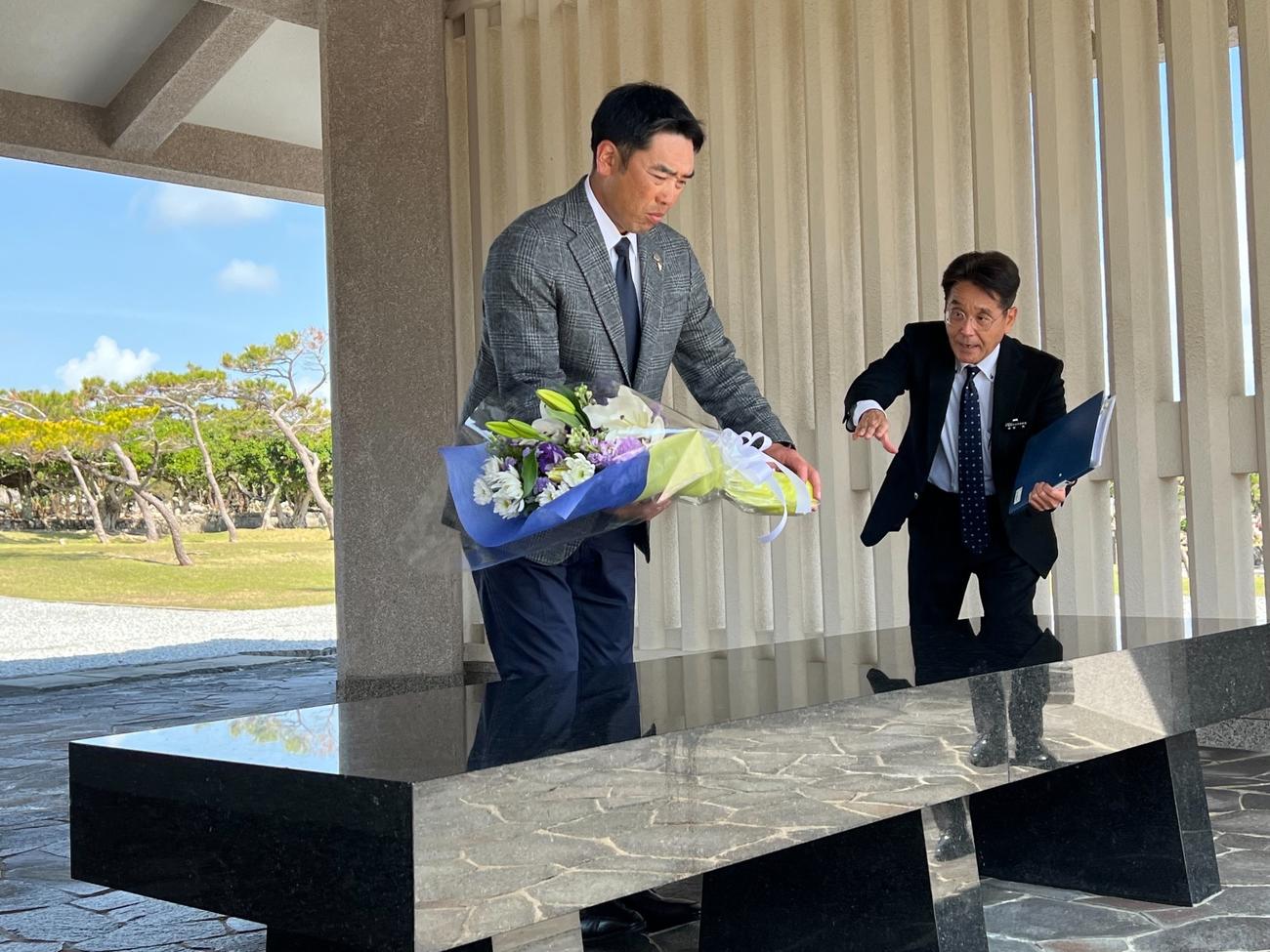 平和祈念公園を訪問し、献花をする巨人阿部監督（球団提供）