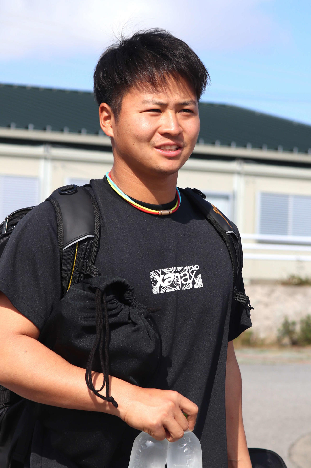キャンプ休日で練習のため球場に現れた、阪神育成ドラフト1位の松原快投手（24＝日本海L・富山）