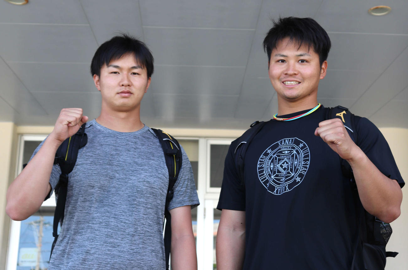 キャンプ休日で練習のため球場に現れた、阪神津田（左）と松原（撮影・中島麗）
