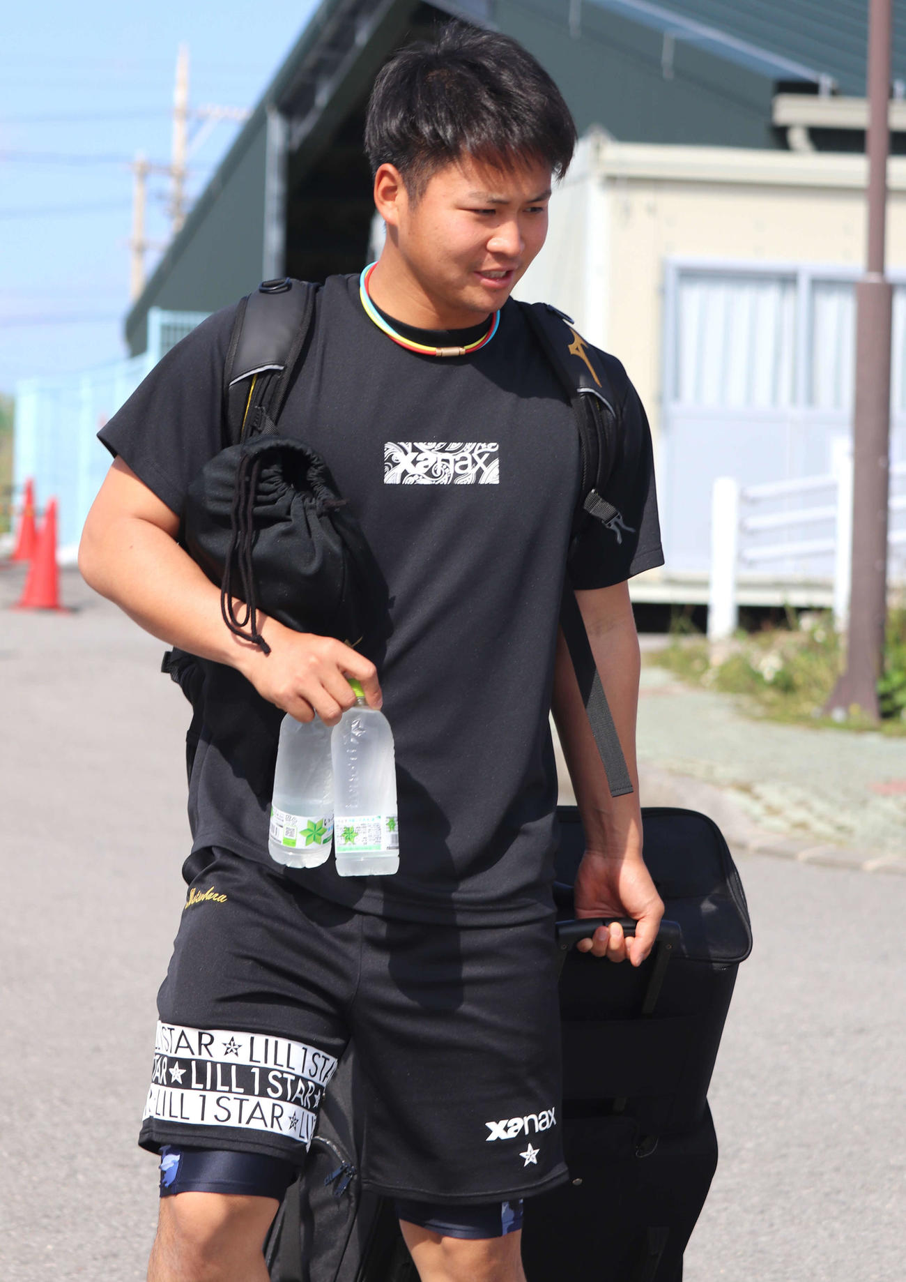 キャンプ休日に練習のため球場へ現れた、阪神育成ドラフト1位の松原快投手（24＝日本海L・富山）