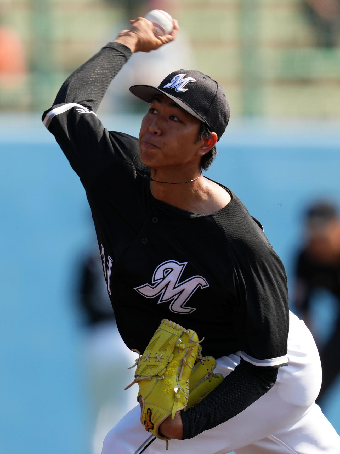 ヤクルト対ロッテ　5回裏から登板したロッテ大谷（撮影・横山健太）