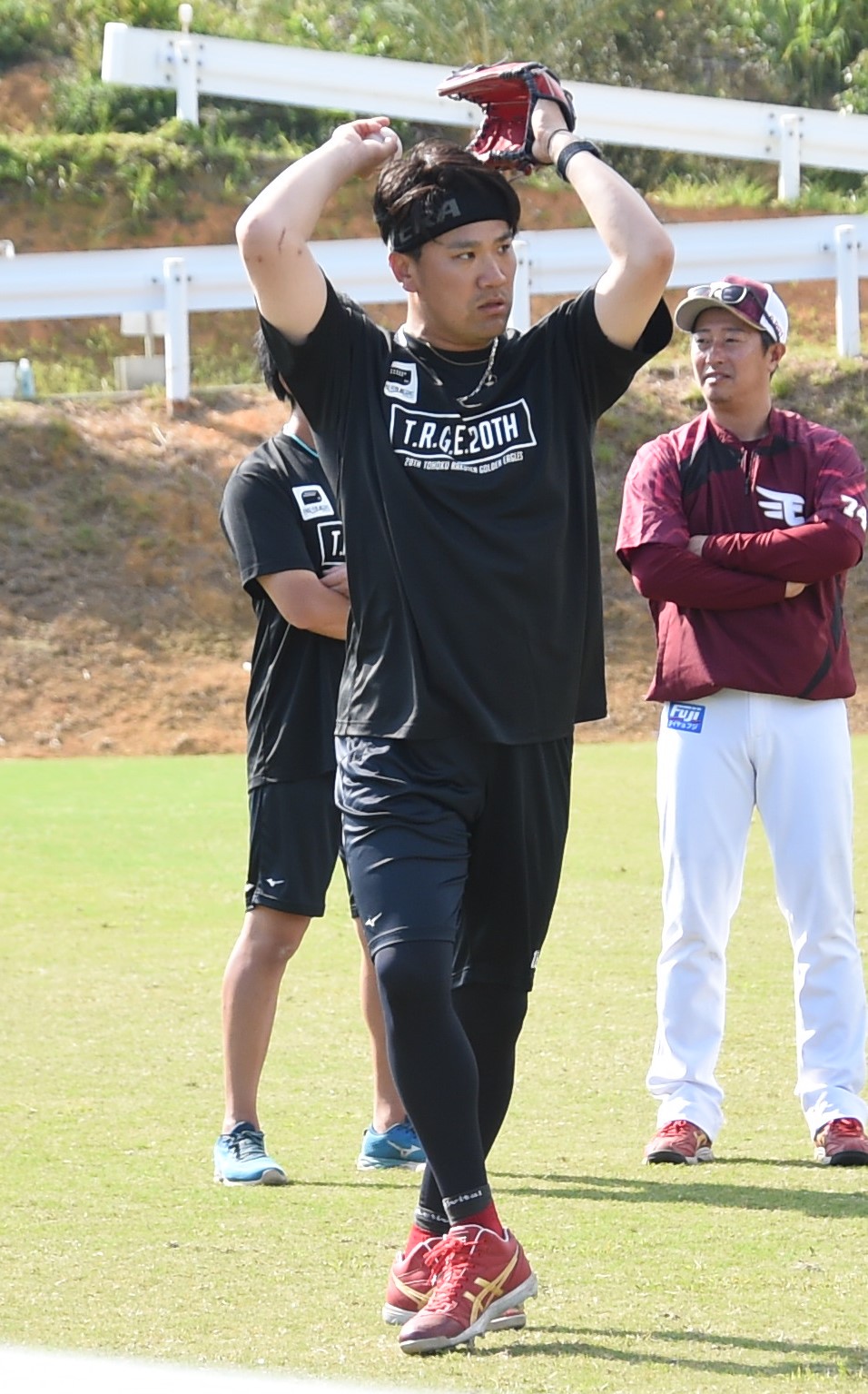 ワインドアップでキャッチボールを行う楽天田中将（撮影・古川真弥）