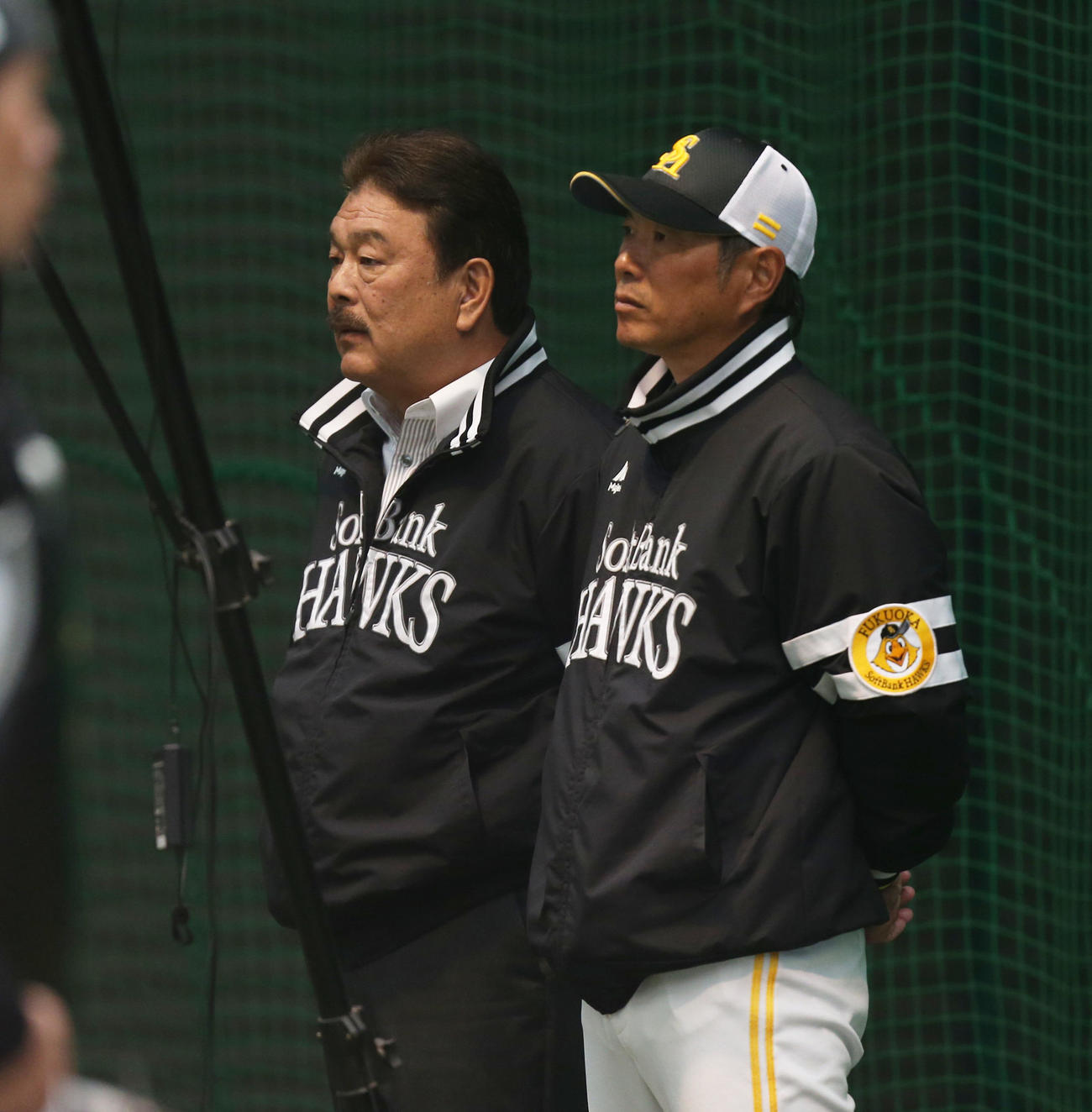 ブルペンで投球練習を見守る藤本特別アドバイザー（左）と小久保監督（撮影・冨田成美）