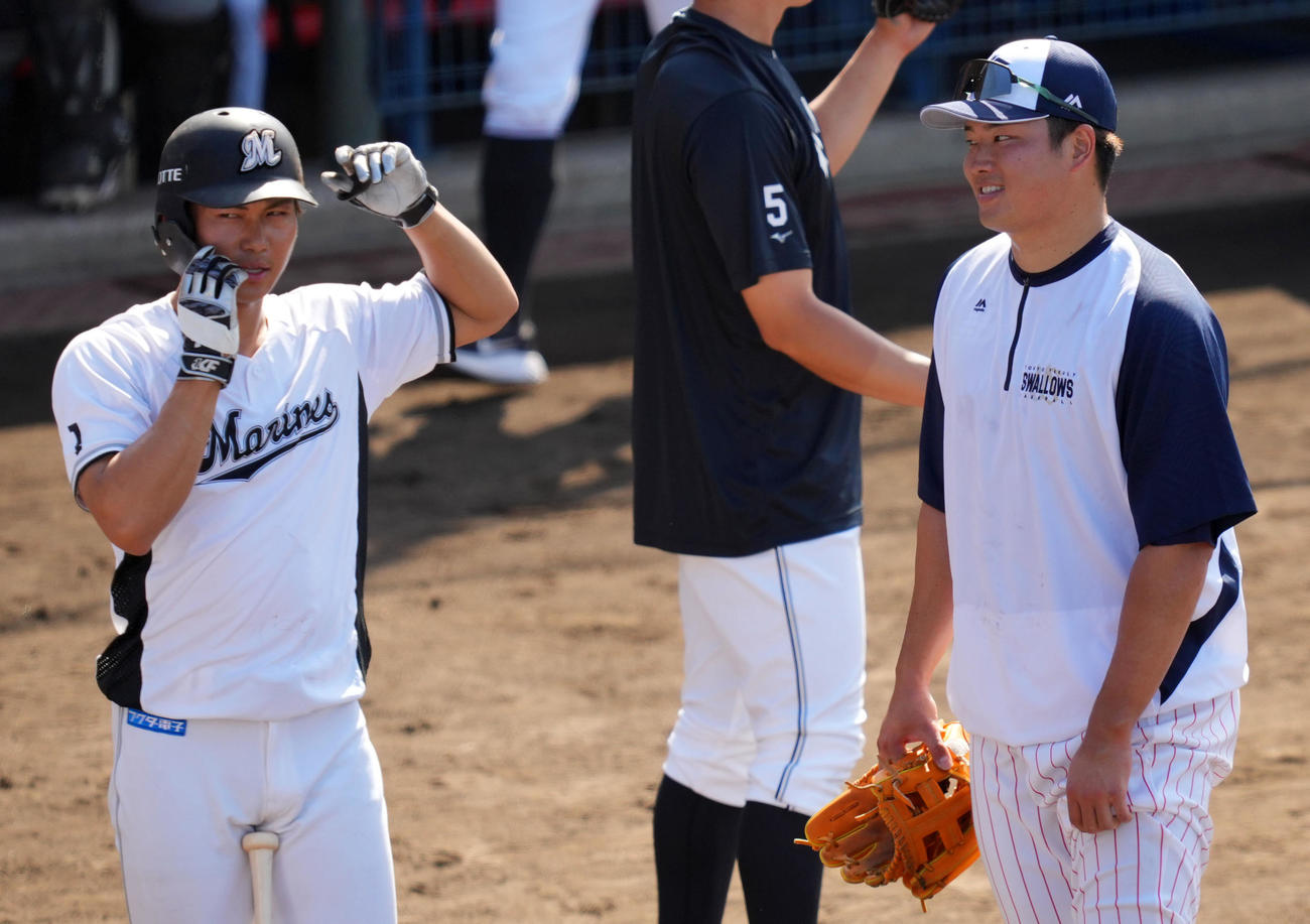 ヤクルト対ロッテ　あいさつを交わすロッテ藤原（左）とヤクルト村上（撮影・横山健太）