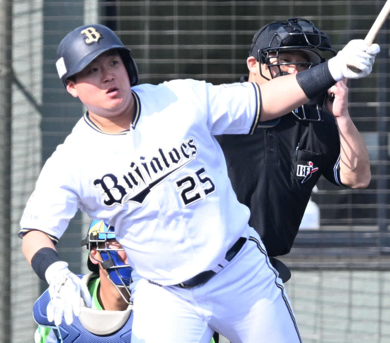 9回裏オリックス1死一、三塁、左越え適時打を放つ内藤（撮影・和賀正仁）