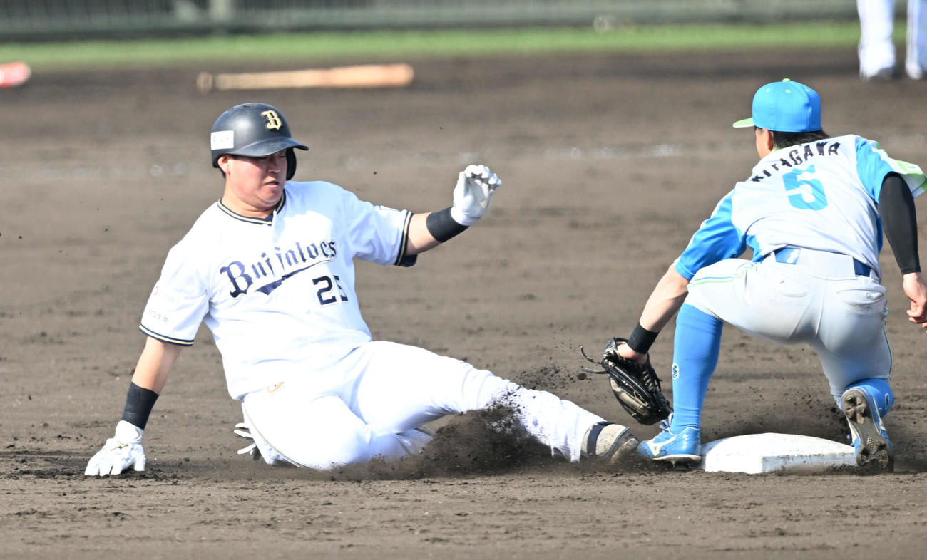 オリックス対セガサミー　9回裏オリックス1死一、三塁、左越えを放ち二塁手を狙った内藤はタッチアウト（撮影・和賀正仁）