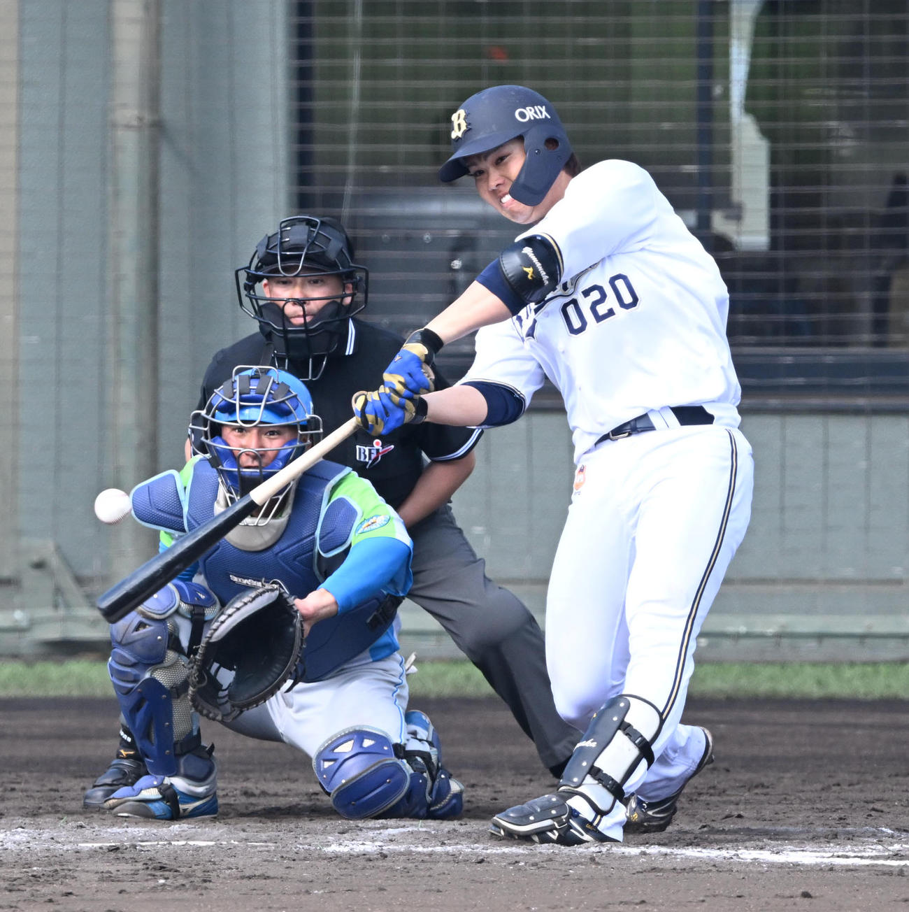 オリックス対セガサミー　9回裏オリックス無死、左越えソロ本塁打を放つ山中（撮影・和賀正仁）