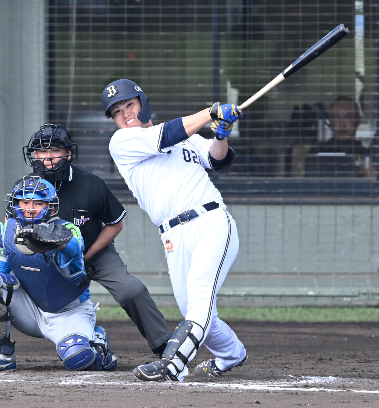 オリックス対セガサミー　9回裏オリックス無死、左越えソロ本塁打を放つ山中（撮影・和賀正仁）