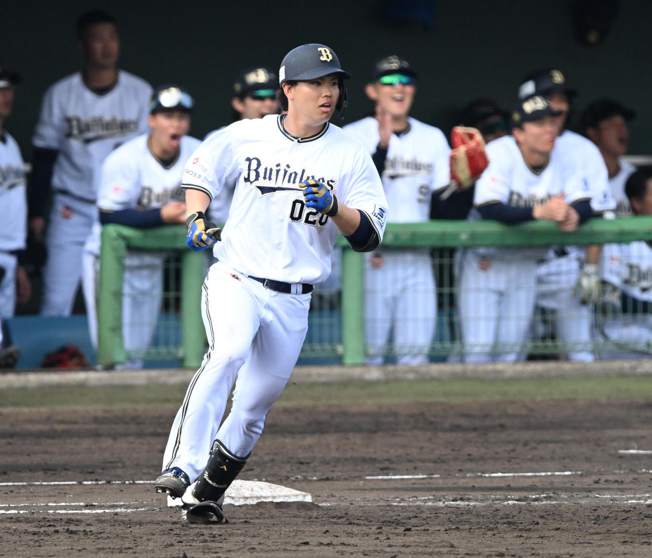 オリックス対セガサミー　9回裏オリックス無死、左越えソロ本塁打を放ち一塁をまわる山中（撮影・和賀正仁）