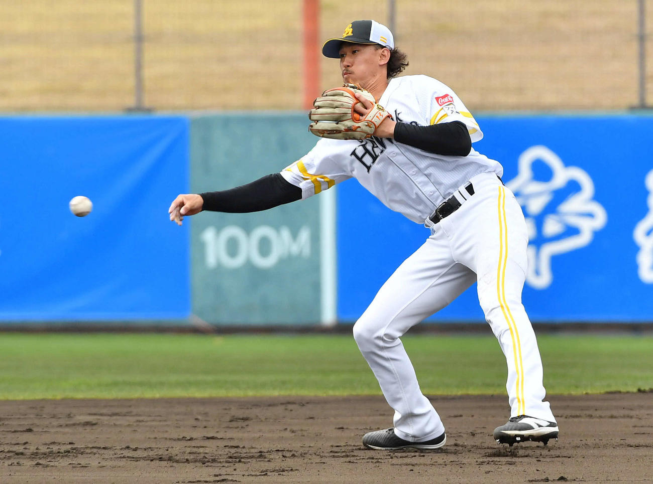 ノックで二塁へ送球するソフトバンク三森（撮影・岩下翔太）