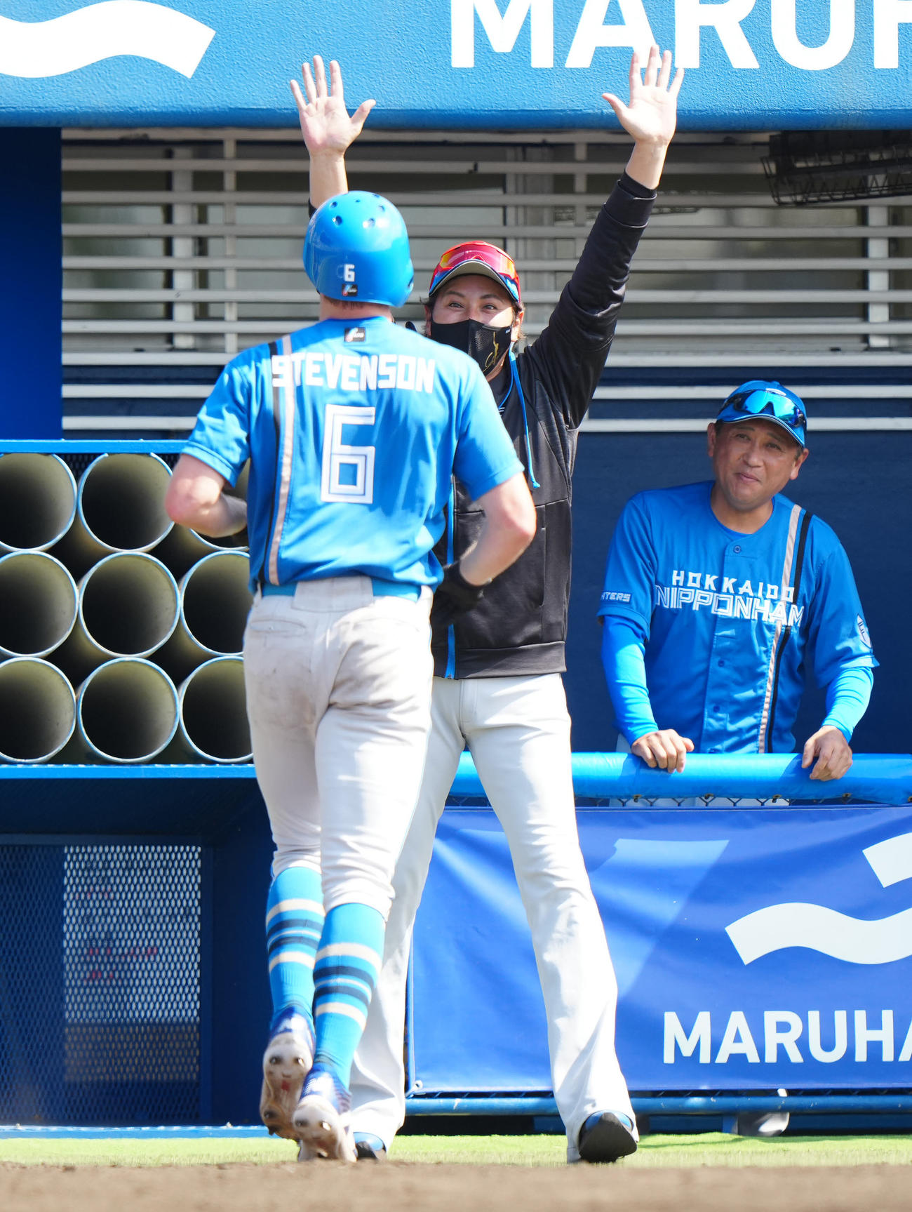 DeNA対日本ハム　3回表日本ハム2死二、三塁、万波の2点適時打で生還したスティーブンソン（手前）を出迎える新庄監督（撮影・江口和貴）