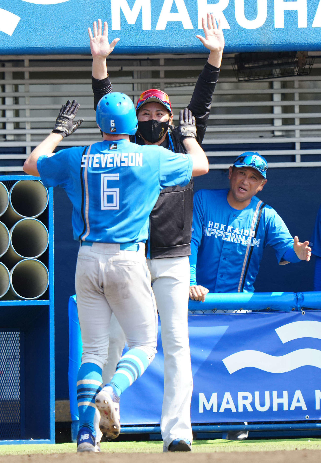 DeNA対日本ハム　3回表日本ハム2死二、三塁、万波の2点適時打で生還したスティーブンソン（手前）を出迎える新庄監督（撮影・江口和貴）