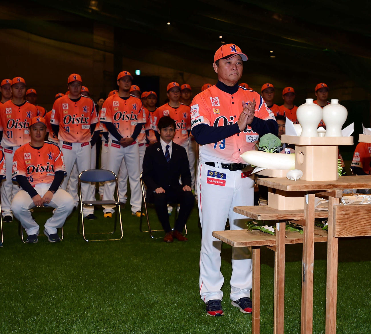必勝祈願で手を合わせる橋上監督