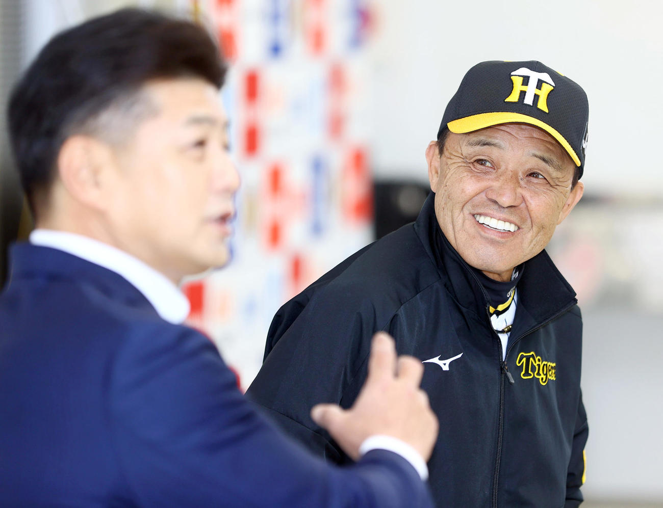 日刊スポーツ評論家の緒方氏（手前）と対談する阪神岡田監督（撮影・上山淳一）