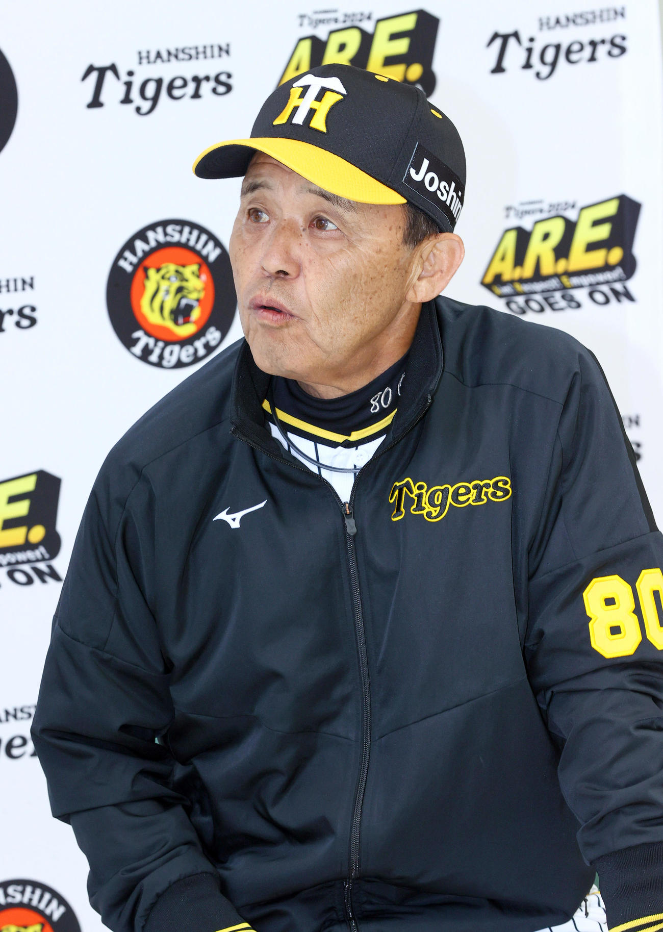 日刊スポーツ評論家の緒方氏と対談する阪神岡田監督（撮影・上山淳一）