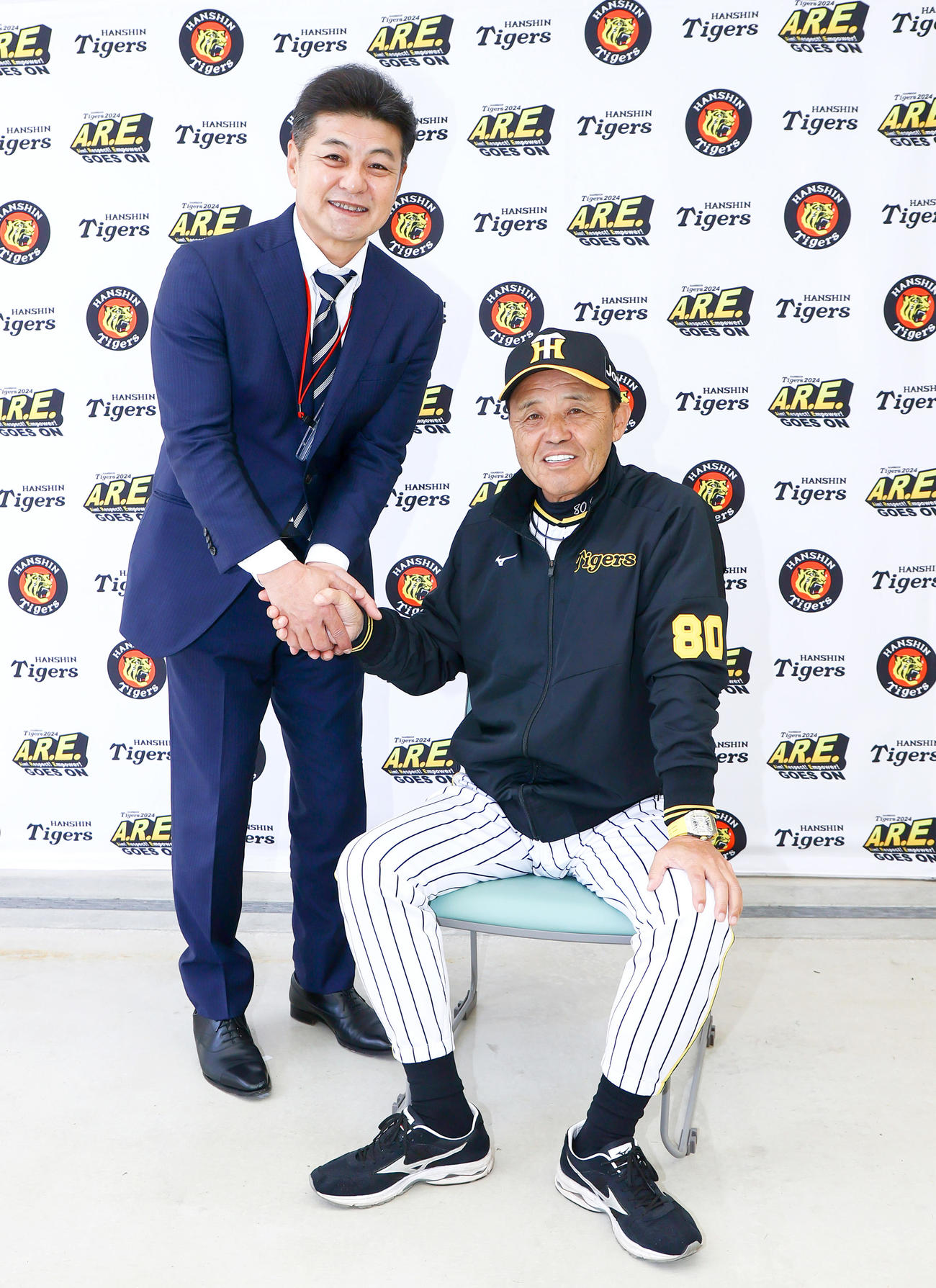 対談をした阪神岡田監督（右）は日刊スポーツ評論家の緒方孝市氏と笑顔で握手をかわす（撮影・上山淳一）