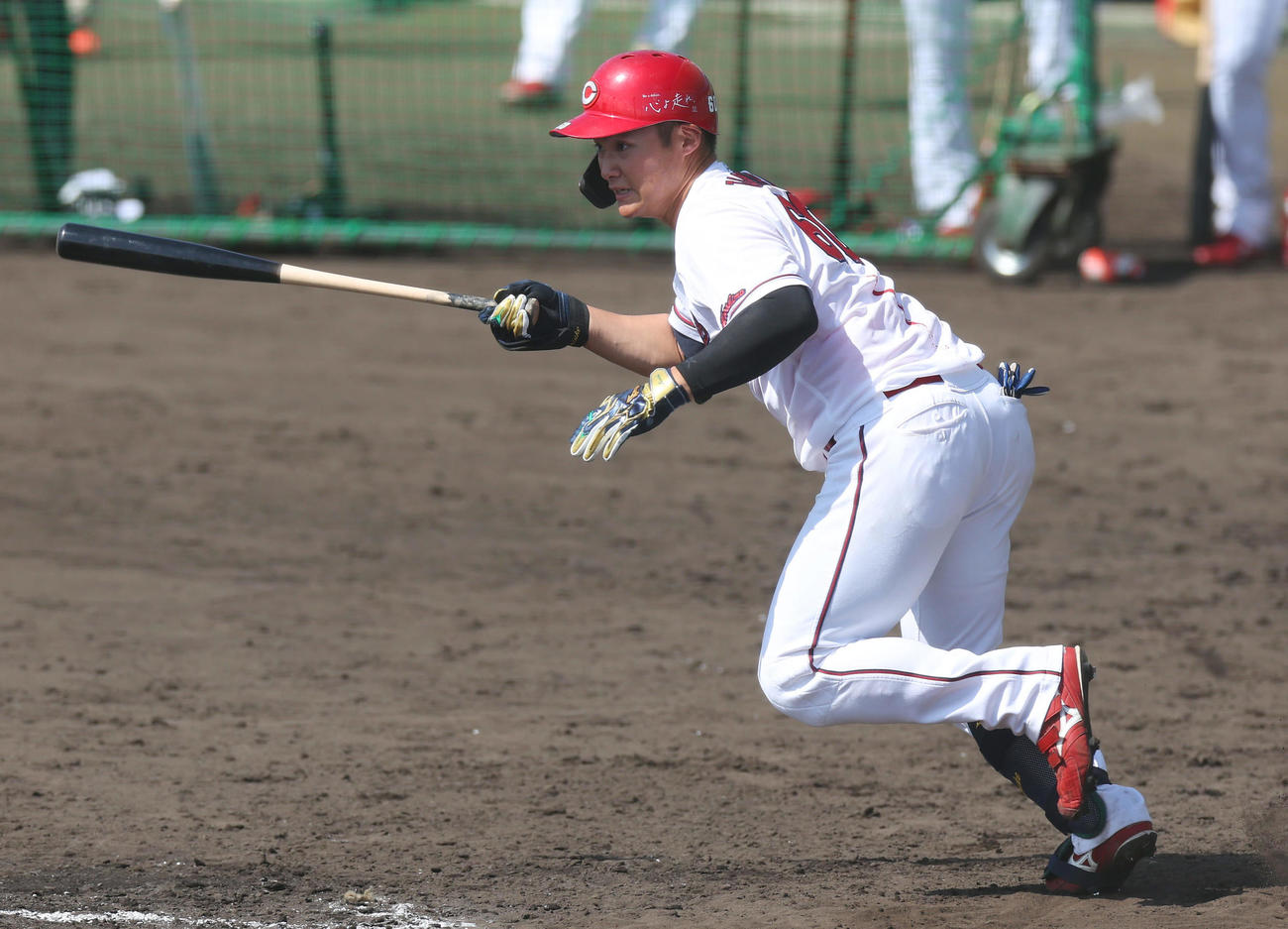 実戦形式の練習で左前打を放つ田村（撮影・前田充）