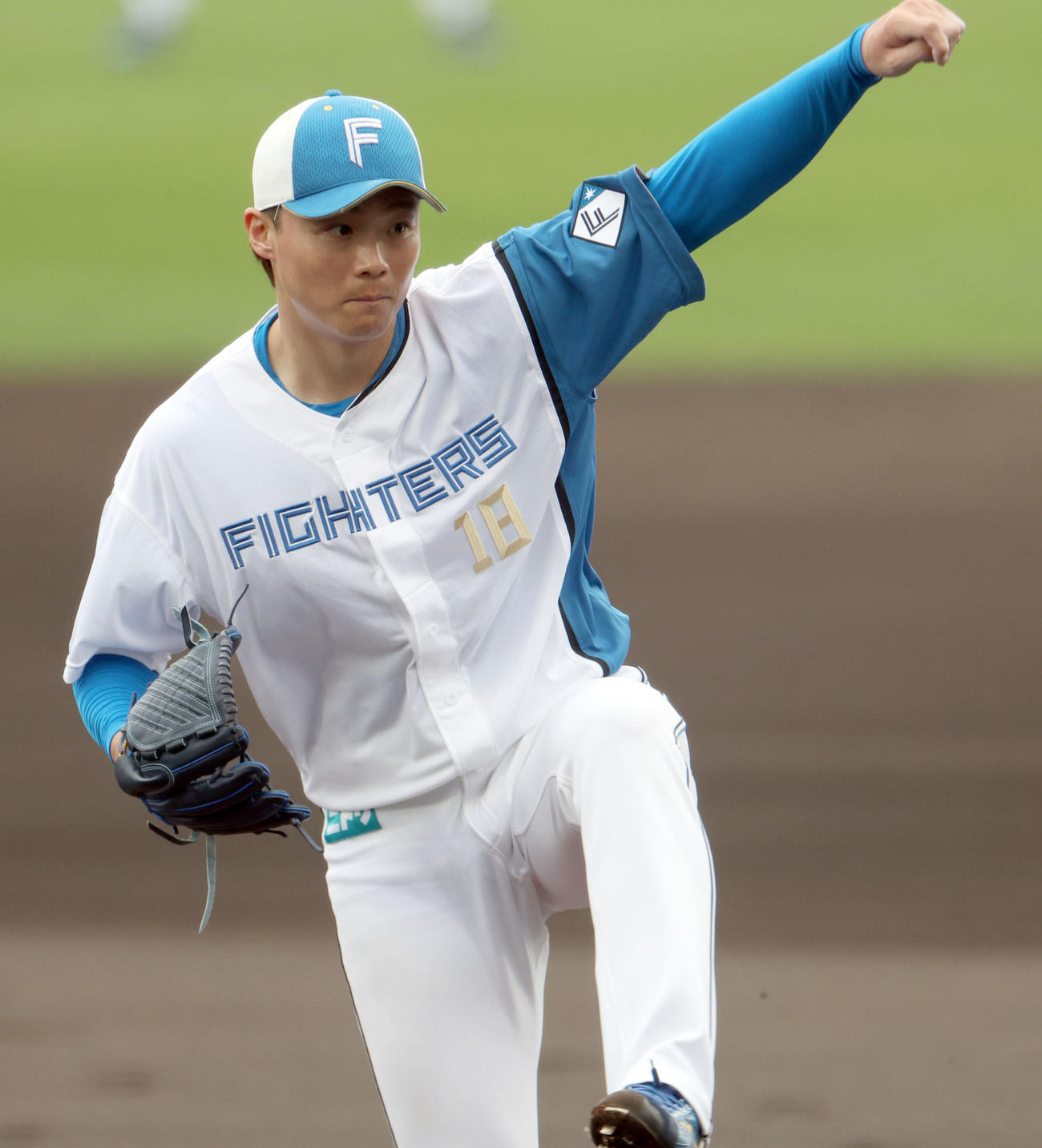 打撃投手を務める日本ハム山崎（撮影・佐藤翔太）