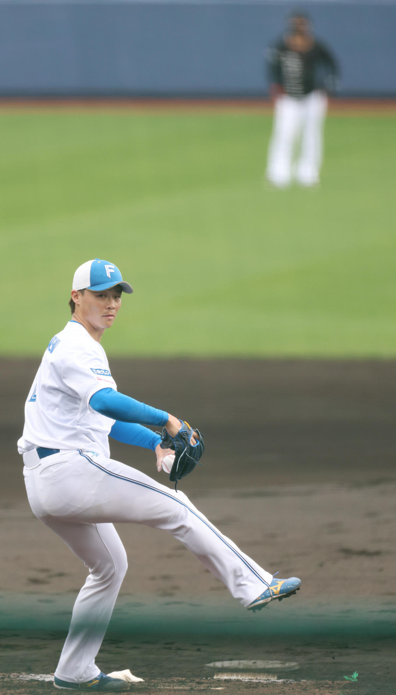 日本ハム新庄監督が見つめる中、打撃投手を務める山崎（撮影・佐藤翔太）