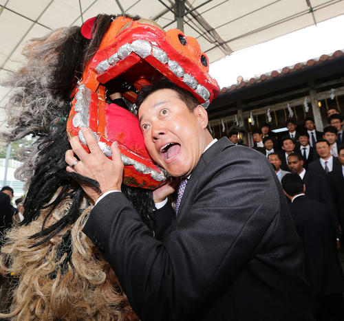 沖宮で獅子にかまれ、ビックリした表情を浮かべる原監督
