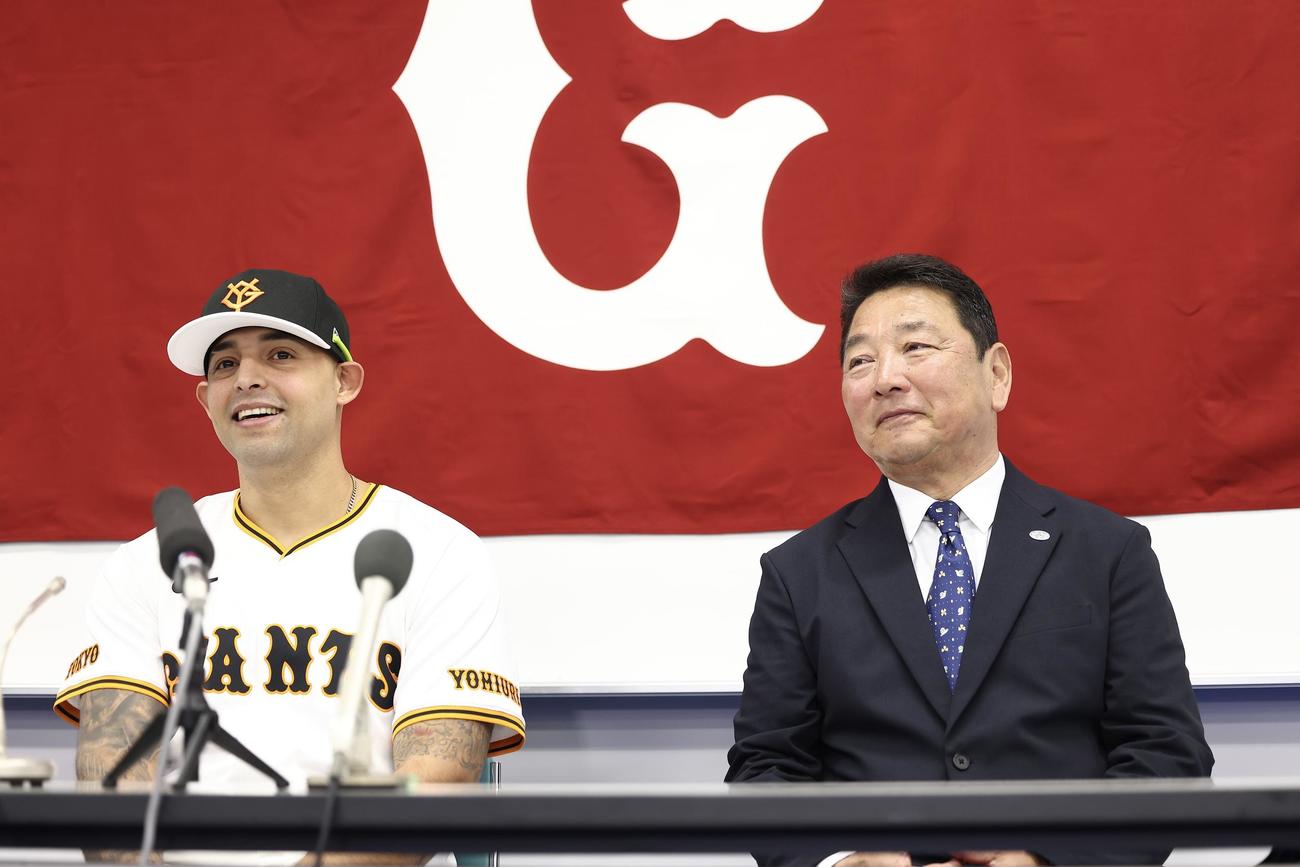 入団会見に臨む巨人ルーグネッド・オドーア（左）。右は吉村編成本部長（撮影・河田真司）