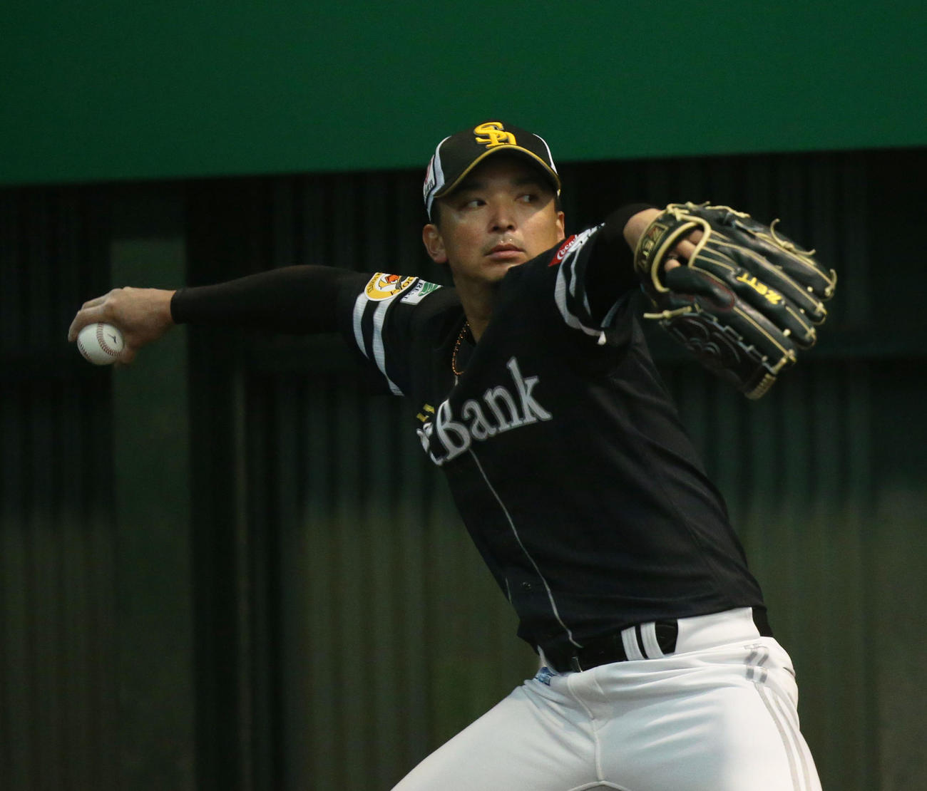 ブルペンで投球するソフトバンク東浜（撮影・冨田成美）