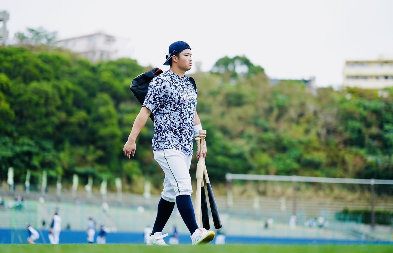 フリー打撃を終え引きあげるヤクルト村上（撮影・横山健太）
