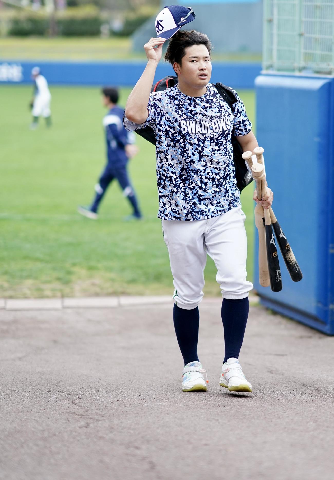 フリー打撃を終え引きあげるヤクルト村上
（撮影・横山健太）