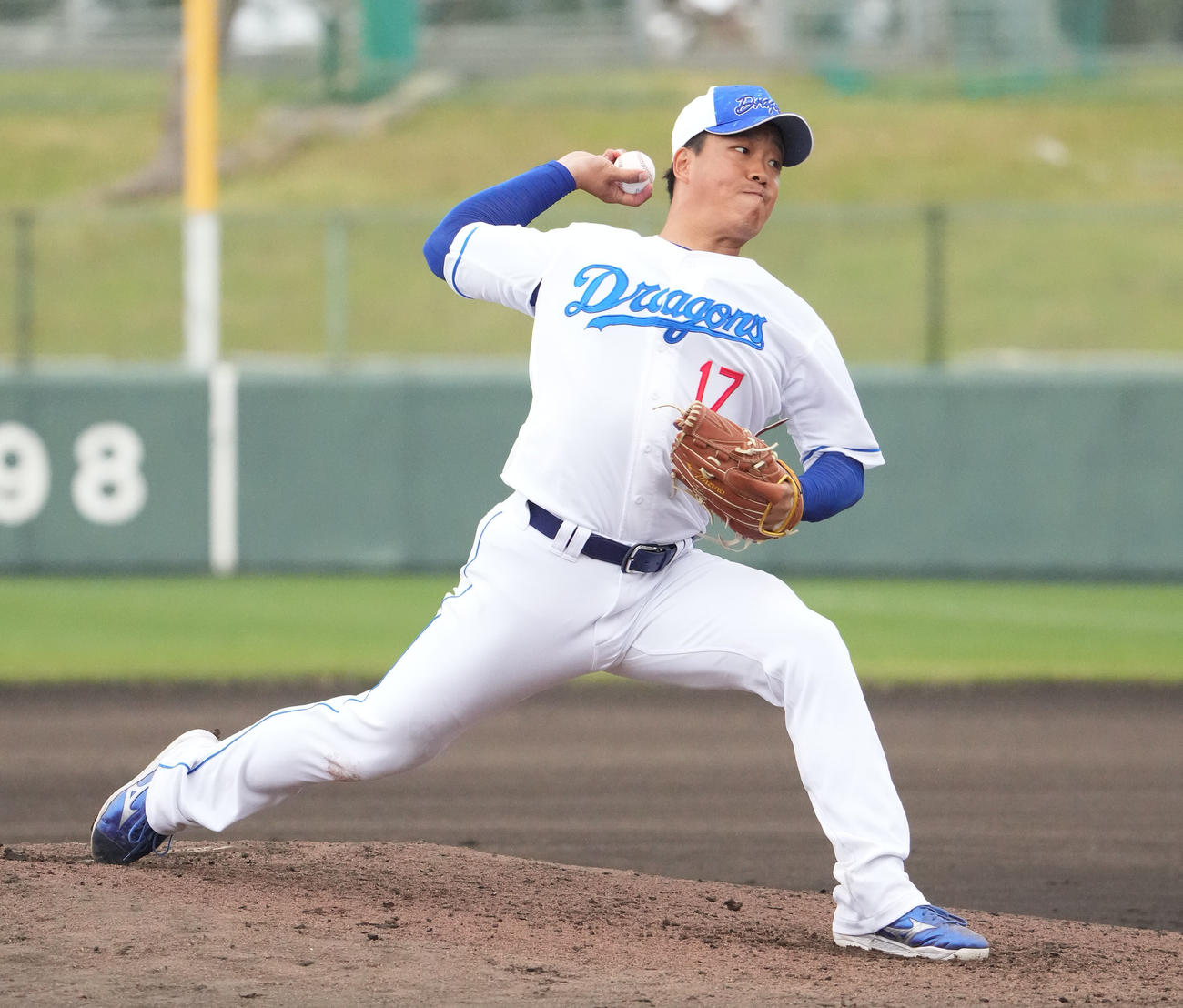 シート打撃練習に登板する柳（撮影・森本幸一）