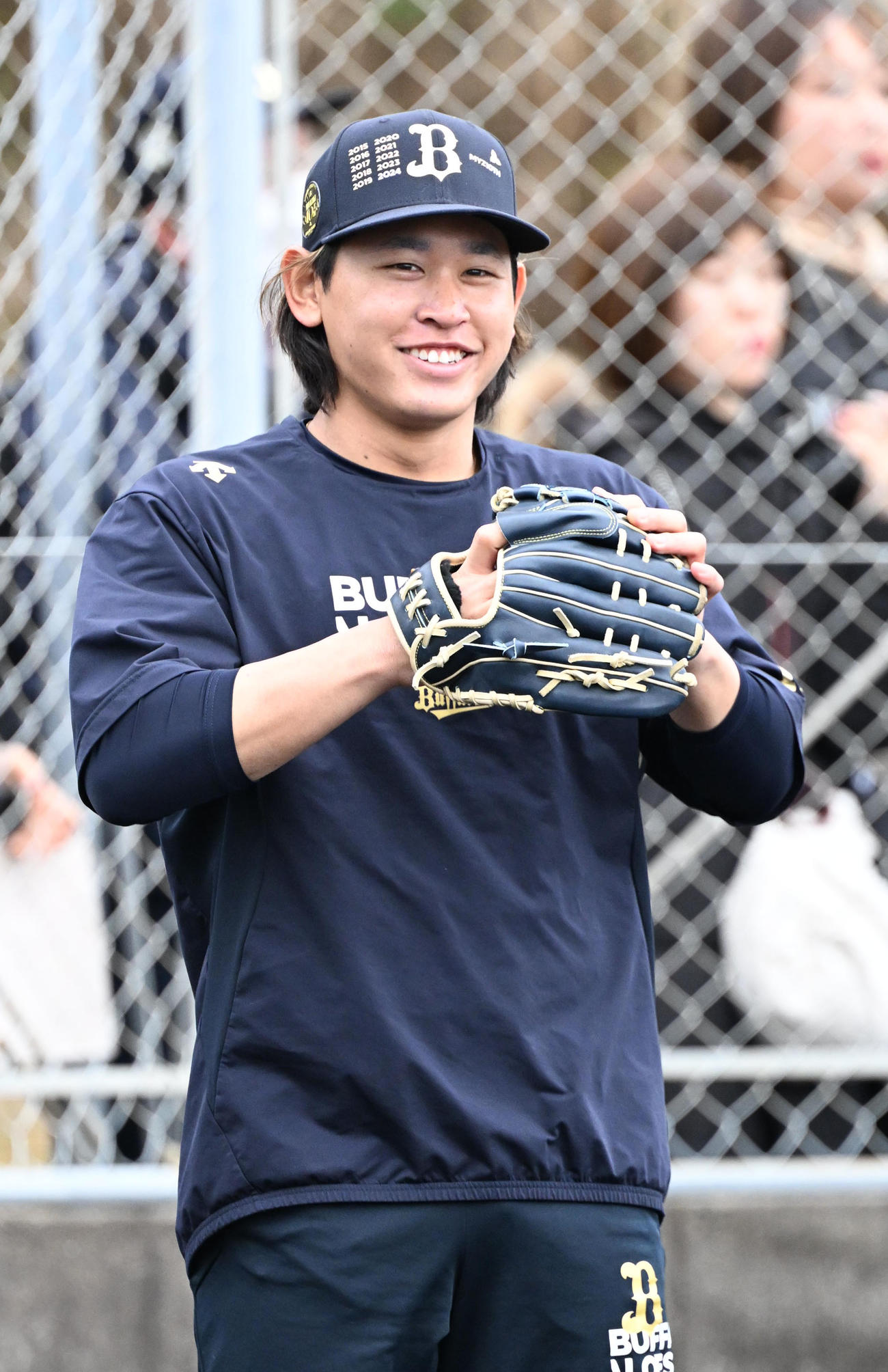 キャッチボール中、明るい表情を見せるオリックス宮城（撮影・和賀正仁）