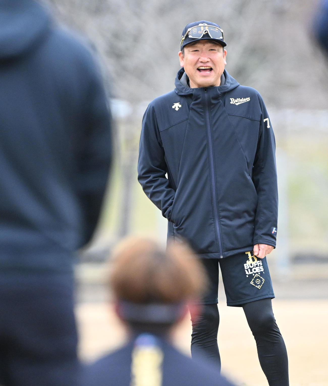 往復持久走で選手にハッパを掛けるオリックス中嶋監督（撮影・和賀正仁）