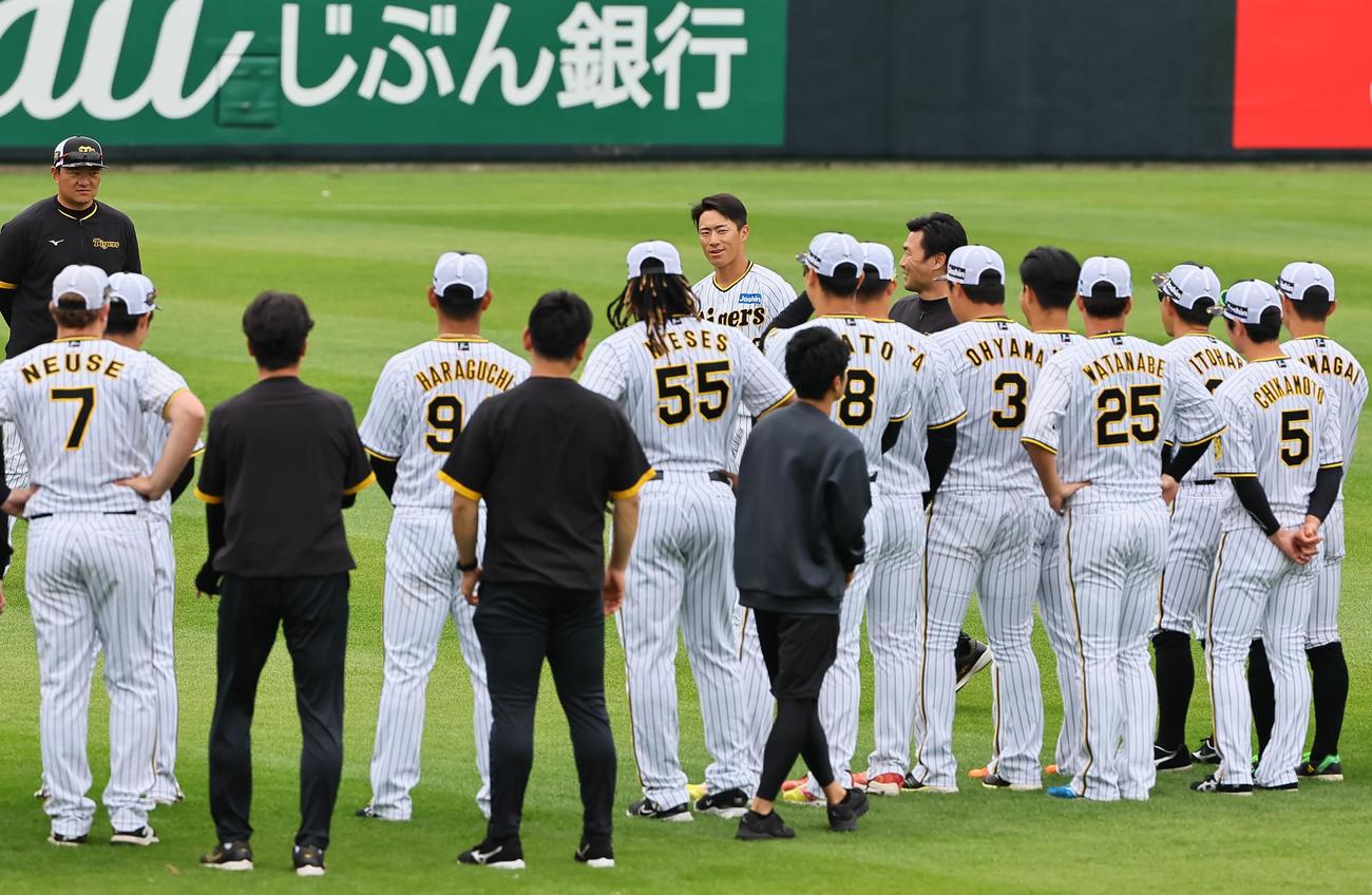 1軍に合流した福島はナインにあいさつをする（撮影・上田博志）