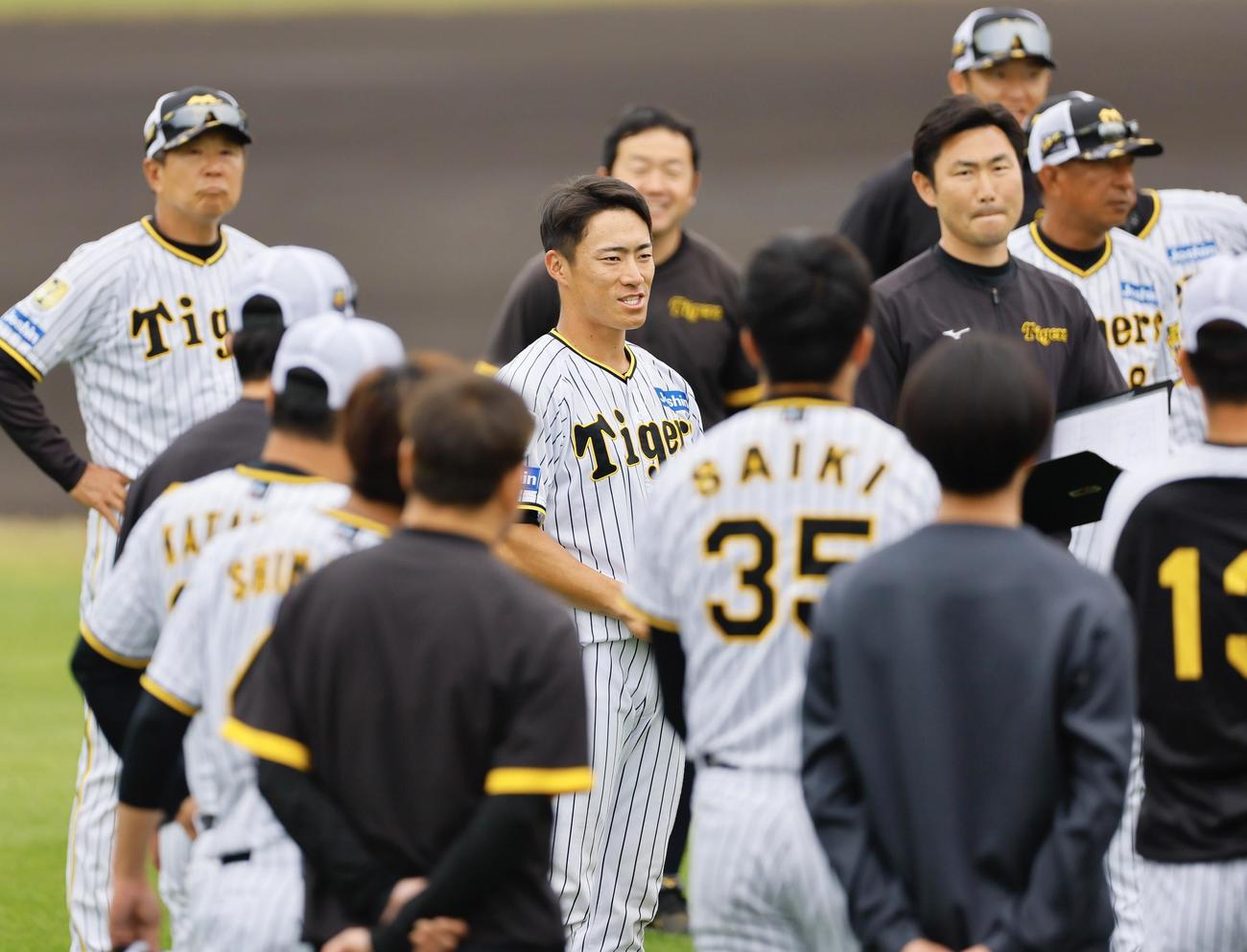 阪神春季キャンプ1軍に合流し、円陣であいさつする福島（中央）（撮影・藤尾明華）