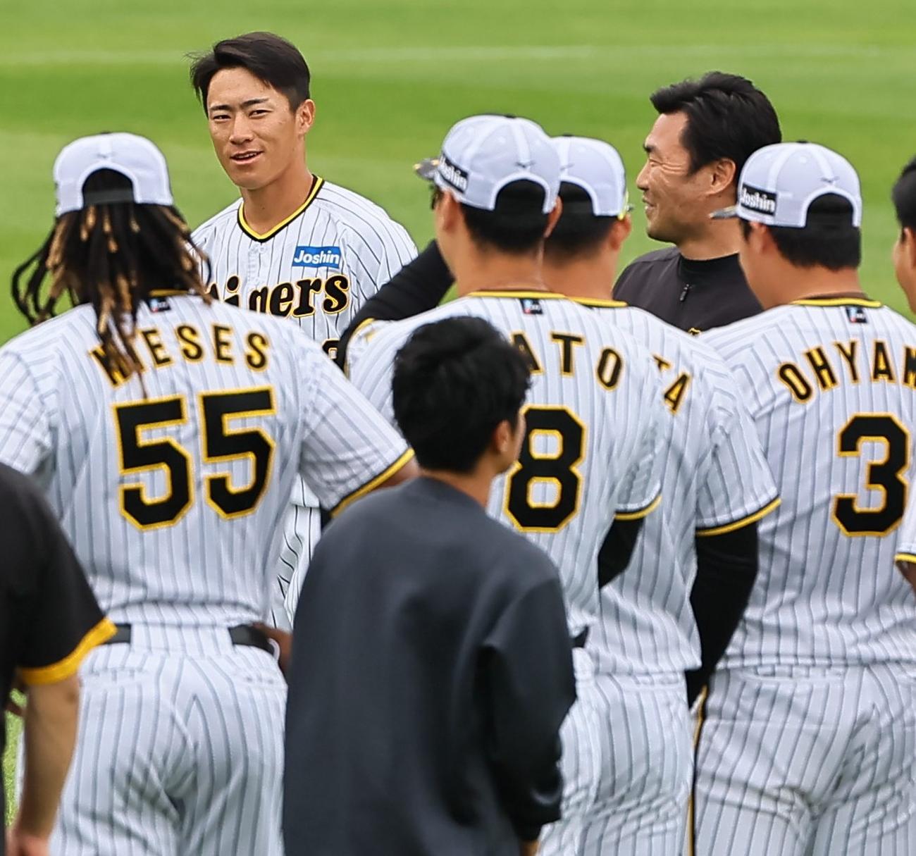 1軍に合流した福島はナインにあいさつをする（撮影・上田博志）