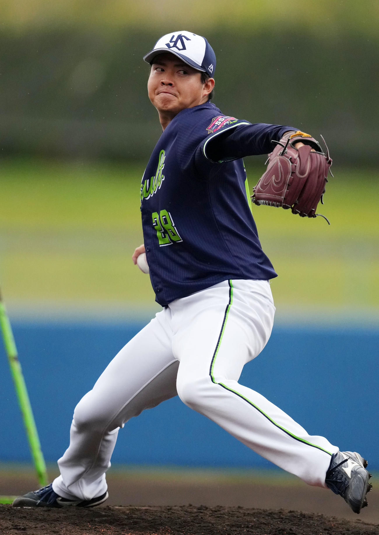ライブBPで投球するヤクルト松本健（撮影・横山健太）