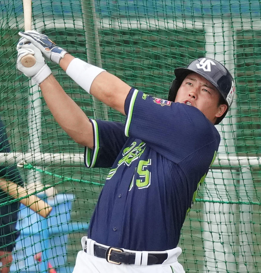 フリー打撃で快音を響かせるヤクルト村上（撮影・横山健太）