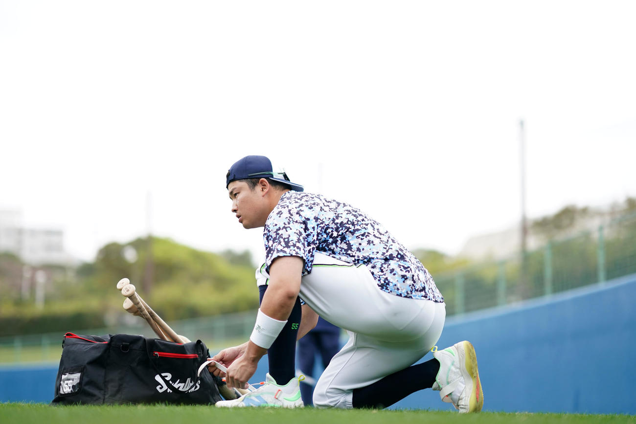 フリー打撃を終えダッシュへ向かうヤクルト村上（撮影・横山健太）
